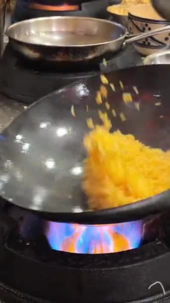 Auténtico Arroz Frito Chino Asiático Con Huevo Verduras Wok Vista — Vídeos de Stock