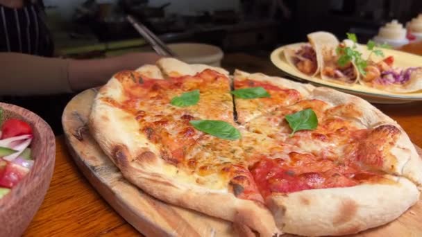 Margherita披萨的石头背景 配上西红柿 罗勒和莫扎拉奶酪的比萨饼 — 图库视频影像