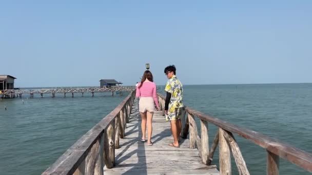 Erkekler Genç Kızlar Çift Denize Doğru Ahşap Köprü Boyunca Yürür — Stok video
