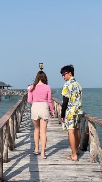 Boys Teenage Girls Couple Walks Wooden Bridge Sea Fishermans Farm — Stock Video