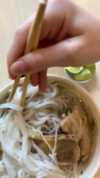 Pho Είναι Ένα Βιετναμέζικο Φρέσκο Ρύζι Noodle Σούπα Βόειο Κρέας — Αρχείο Βίντεο