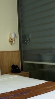 Jaluziler açılırken kadın elleri ipleri çekiyor. Gece gündüz paten sistemi. Kapalı yerde perdeleri kapatın. Tuvaletin perdeleri duvarın arasında.