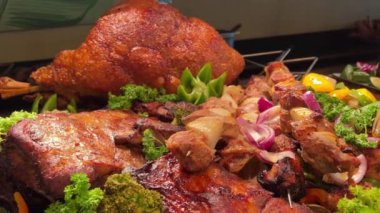 Lezzetli İspanyol sosis salamı dilimleri. Sağlıklı yemek. 