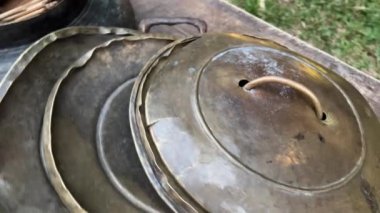 Farklı açılardan izole edilmiş kapaklı güzel seramik kaplar. Eski ot kapağı