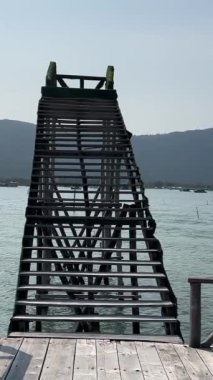 Balıkçılar, Vietnam 'daki Hint Okyanusu' nda kavurucu güneşin altında Phu Quoc adasında balık yetiştiriyorlar. Sıradan Vietnamlıların gerçek hayatı. 