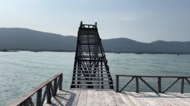 Balıkçılar, Vietnam 'daki Hint Okyanusu' nda kavurucu güneşin altında Phu Quoc adasında balık yetiştiriyorlar. Sıradan Vietnamlıların gerçek hayatı. 