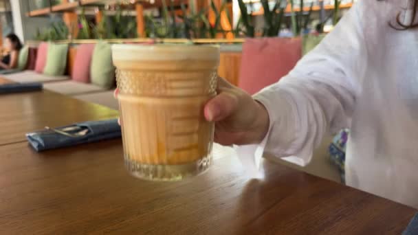 Lüks Otel Restoranında Brunch Yiyen Akdeniz Manzaralı Bir Yerde Kahve — Stok video