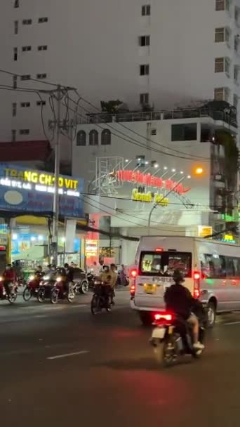 Chi Minh City Motorcyklar Fick Trafikstockning Vägen Med Gröna Träd — Stockvideo