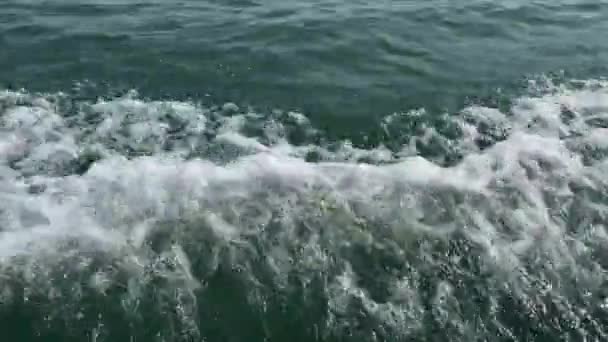 Hareket Halindeki Bir Teknenin Gölün Üzerine Inşa Edilmiş Balık Çiftliklerinin — Stok video
