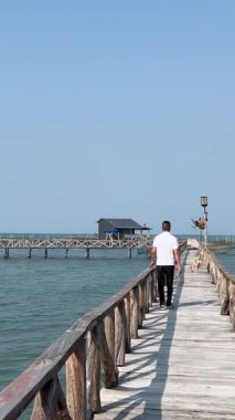 Balıkçılar, Vietnam 'daki Hint Okyanusu' nda kavurucu güneşin altında Phu Quoc adasında balık yetiştiriyorlar. Sıradan Vietnamlıların gerçek hayatı. 