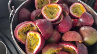 Bir tepsi dolusu meyve reçel ya da lezzetli içecek sosu.