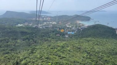 Dünyanın en uzun teleferik yolculuğu Güney Vietnam 'daki Phu Quoc adası, günbatımı gökyüzü. Aşağıda, popüler Hon Thom adasındaki An Thoi kasabasının limanında sıralanmış geleneksel balıkçı tekneleri var..