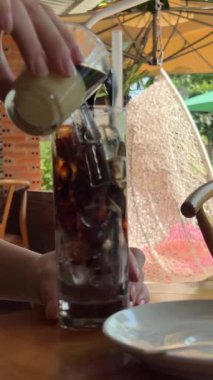 Gün batımında Phu Quoc Adası Vietnam ufuk çizgisinin üzerinde açık gökyüzü ile insanlar teleferiğe gitmek ve gezi için bilet almak için sırada bekliyor. Phu Quoc, Vietnam 02.25.2024