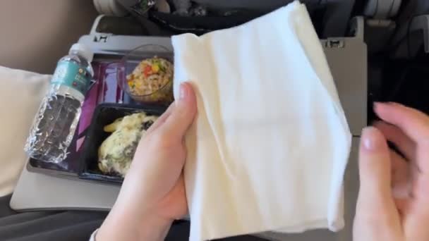 Posiłek Napoje Podawane Stołach Podczas Lotu Sztućce Żywności Samolocie — Wideo stockowe