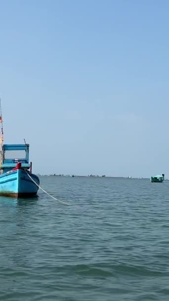 Αλιείς Ιχθυοτροφείο Εργάζονται Κάτω Από Τον Καυτό Ήλιο Στον Ινδικό — Αρχείο Βίντεο