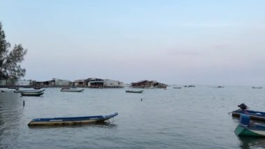 Palmiye ağaçları el değmemiş doğa ve çöpler kıyıya vurmuştu. Vietnam phu Quoc adası. Vietnam 'daki fakir hayatın güzelliği ve kiri. Hint Okyanusu 'nda balıkçı tekneleri