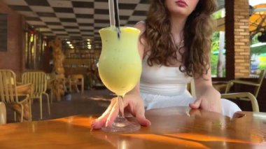 El, bir bardak yeşil smoothie alıyor. Sağlıklı vejetaryen yemeği. Sağlıklı, yemek yemeye hazır. Sağlıklı bir yaşam tarzı. Avokado smoothie