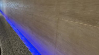 Şehirde şiddetli yağmur. Su siyah taş duvar boyunca akar Şelale duvarı boyunca akar