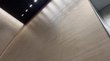 Yerli atık su kanalizasyon sistemine gidiyor. Duvara su dökün.