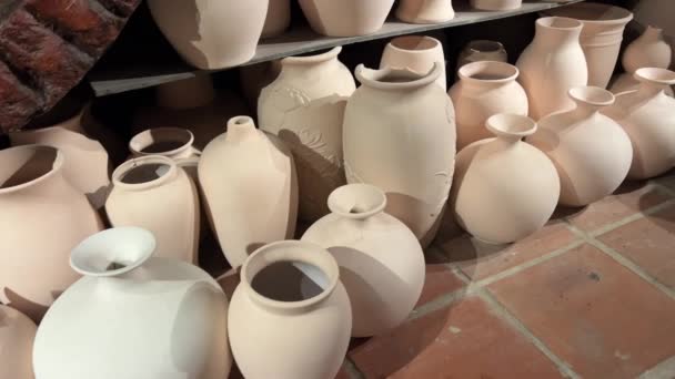 ワインのための多くの陶器の水差し — ストック動画