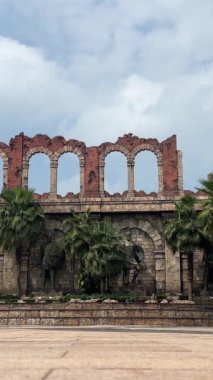 Dünyanın en uzun teleferik yolculuğu Güney Vietnam 'daki Phu Quoc adası, günbatımı gökyüzü. Aşağıda, popüler Hon Thom adasındaki An Thoi kasabasının limanında sıralanmış geleneksel balıkçı tekneleri var..