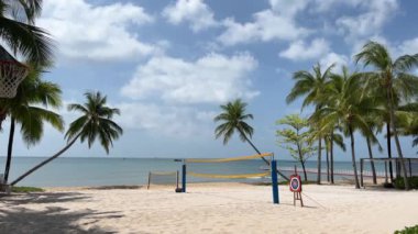 Huntington Sahili 'ndeki Palm Trees ve voleybol sahası ağları Hint Okyanusu' na bakıyor. Vietnam Quoc Adası voleybol sahası sahilde
