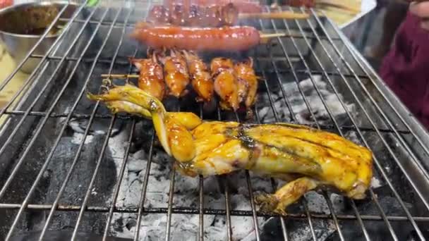 Grodor Förbereder Sig För Grill Matgata Bukit Bintang Kuala Lumpur — Stockvideo