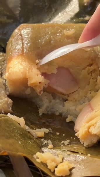 베트남 케이크 흰색에 돼지고기 콩으로 채워지고 대나무 잎으로 감싸는 정연한 — 비디오