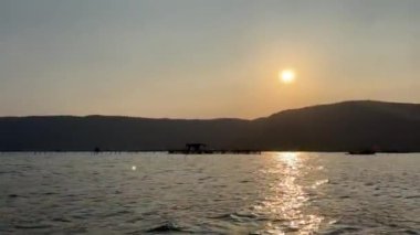 Sukabumi denizinin ortasında gün doğumu. Endonezya