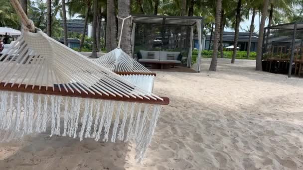 Idyllische Tropische Strand Met Hangmat Ligstoelen Palmbomen Wit Zand Uitnodigende — Stockvideo