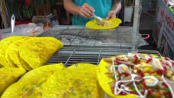 在大拉特 著名的越南街头摊贩 夜间受欢迎的越南食品 板条店 把烤好的腰带蛋糕包起来 — 图库视频影像