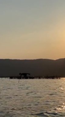 Sukabumi denizinin ortasında gün doğumu. Endonezya