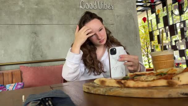 女厨师用烤箱热披萨自拍自拍 明亮厨房的概念视频博客 — 图库视频影像