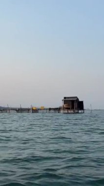 Balıkçılar, Vietnam 'daki Hint Okyanusu' nda kavurucu güneşin altında Phu Quoc adasında balık yetiştiriyorlar. Sıradan Vietnamlıların gerçek hayatı. 