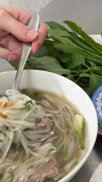 Κοντινό Πλάνο Του Ζευγαριού Που Τρώει Σούπα Στην Πόλη Οδός — Αρχείο Βίντεο