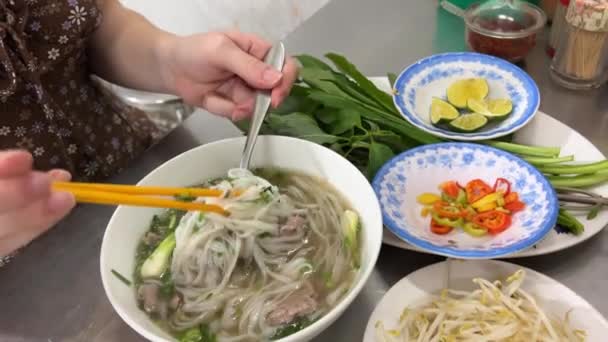 Tæt Par Spiser Pho Suppe Byen Street Mad Suppe Pho – Stock-video