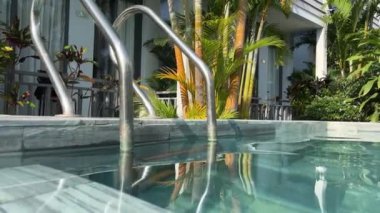 Butik otelde lüks bir yüzme havuzu.