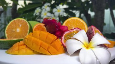 Vietnamlı mağazası. Ticaret bankında ejderha meyvesi, mango, karpuz, muz, kavun satılır. Nha Trang Vietnam. Vietnam meyveleri.