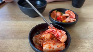 Napa Cabbage Kimchi Mastery: Taze Pişmiş Kimchi Kimchi gimchi Corea 'nın 4K Yakın Çekimi