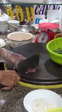 Şehirde foto çorbası içen bir çifte yakın çekim. Sokak yemeği çorbası.