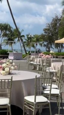 Beyaz güller ve çatal bıçaklarla harika bir düğün masası. Vietnam Phu Quoc