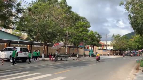 Vietnam Okul Çocukları Aynı Yeşil Kıyafetlerle Yürüyorlar Vietnam Ara Veriyoruz — Stok video