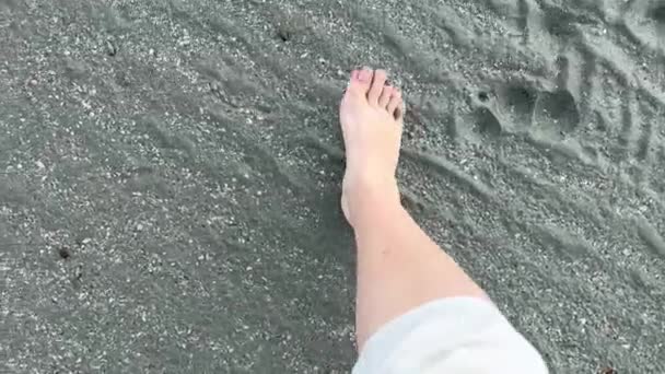 Abito Bianco Camminare Piedi Nudi Sulla Spiaggia Ragazza Europea Con — Video Stock