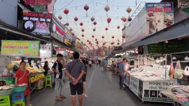 Geleneksel sonbahar festivalinde satılan renkli fenerler Vietnam Phu Quoc 04.16.2024