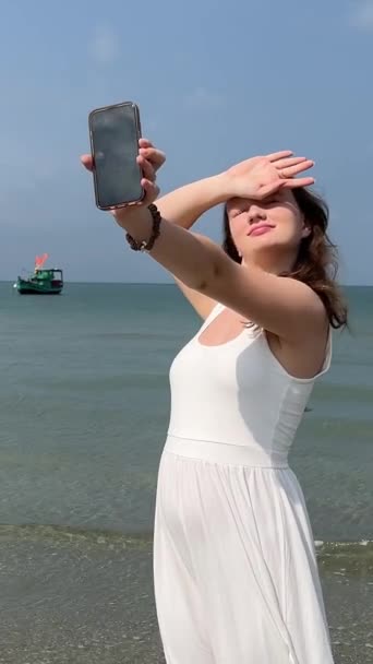 Beyaz Elbiseli Bir Kız Denizde Selfie Çekiyor — Stok video