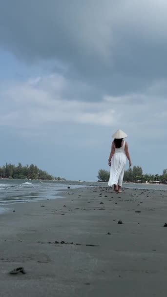 Vit Klänning Vandring Barfota Stranden Europeisk Flicka Vietnamesisk Hatt Strand — Stockvideo