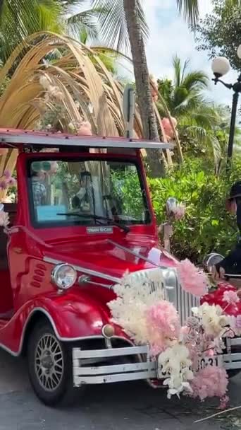 Červená Retro Svatební Auto Dekorace Vietnam Phu Quoc 2024 — Stock video