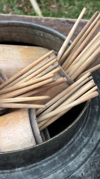 木筷子放在一起吃完之后 要彻底洗净 然后晒干 在阳光下消毒很多中国筷子放在锅里 — 图库视频影像