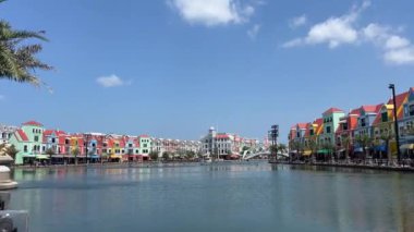 Vietnam Büyük Dünya Phu Quoc. VN, Kien Giang bölgesindeki ünlü eğlence, eğlence ve alışveriş merkezi. Venedik İtalya 'daki gibi renkli binalar Büyük Dünya' da