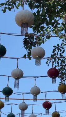 Vietnam Büyük Dünya Phu Quoc. VN, Kien Giang bölgesindeki ünlü eğlence, eğlence ve alışveriş merkezi. Venedik İtalya 'daki gibi renkli binalar Büyük Dünya' da